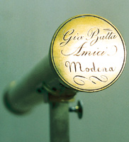 Firma Amici Modena sul coperchio del microscopio catadiottrico